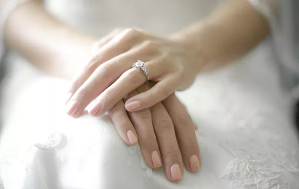 أكثر من 10 ألوان جذابة من المناكير في يوم زفافِك