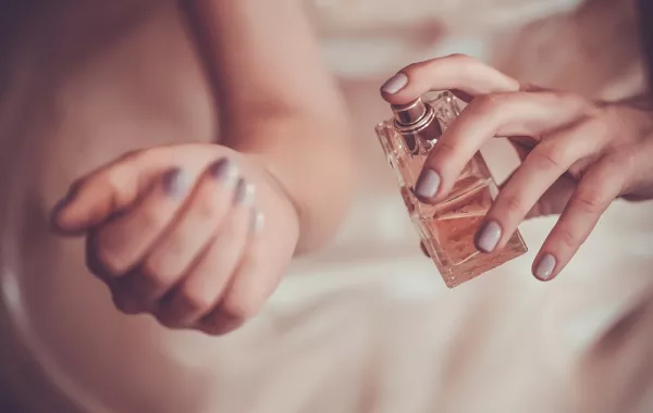 أماكن في الجسم تحافظ على رائحة العطر
