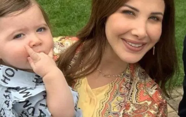 ليا إبنة نانسي عجرم تحبو وراء والدتها