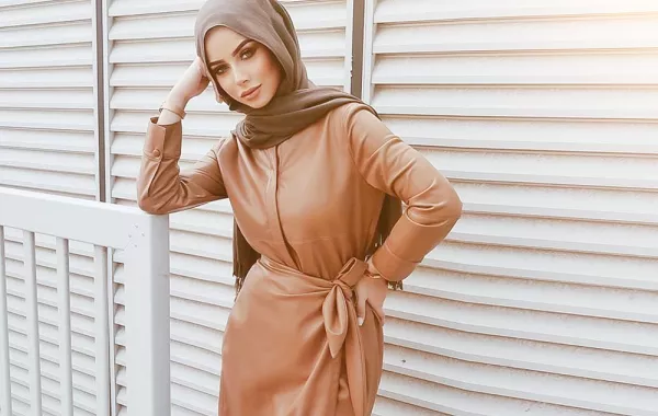 صيحات ملابس جلد على غرار الفاشينيستا المحجبات