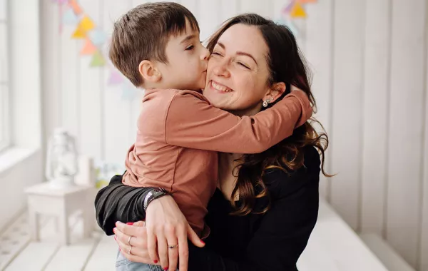 الأمهات الأكبر سناً يربين أطفالهن بشكل أفضل