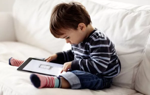 8 مشكلات يسببها جلوس الأطفال على الأجهزة الإلكترونية