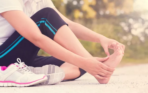 طرق علاج مسمار القدم