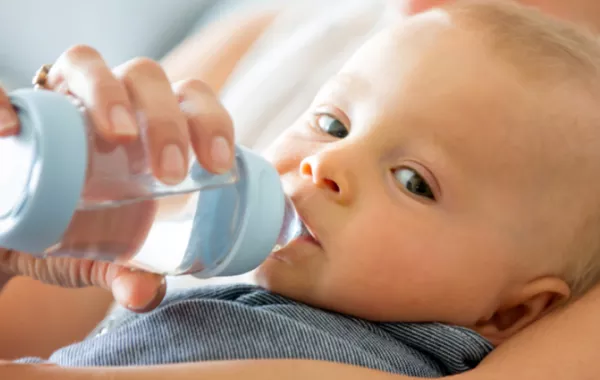 هل يحصل طفلك على كفايته من الماء؟