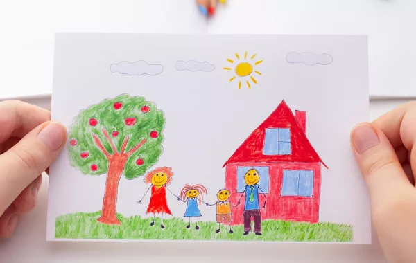 يتعلم الطفل أن يمسك بالألوان