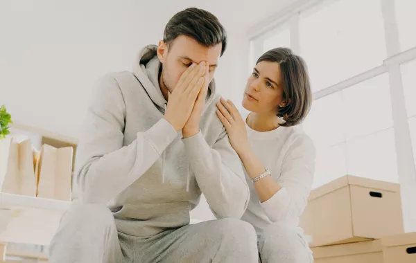 علامات تشير إلى أنك تتحولين إلى "أم" زوجك