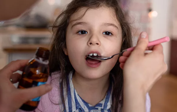 كيف تقنعين طفلك بتناول الدواء؟