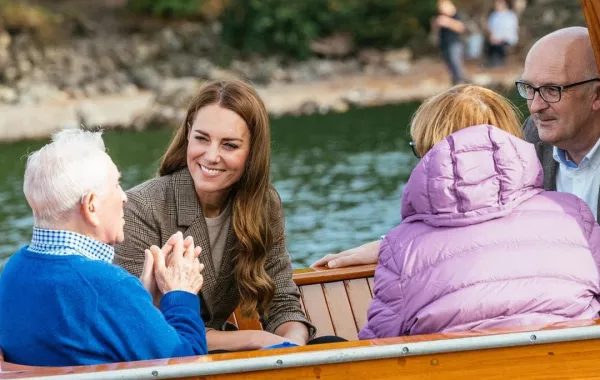 كيت في قارب مع الناجين من الهولوكوست- الصورة من حساب Europe royals على إنستغرام