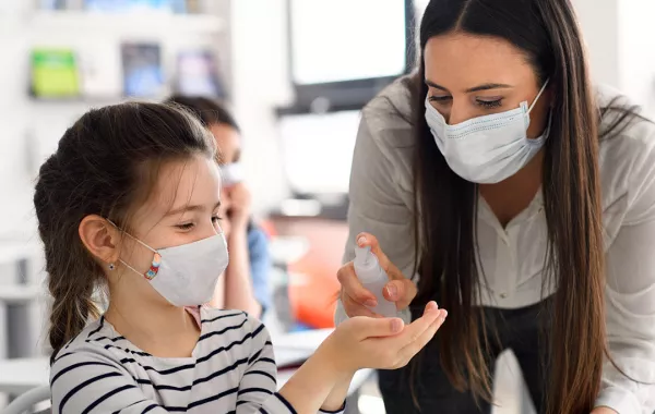 تجنب الأطفال التأثيرات الضارة لمعقمات اليدين