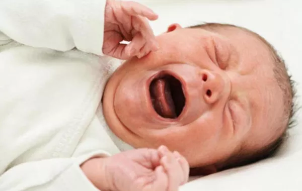 صورة لرضيع يتألم من الغازات