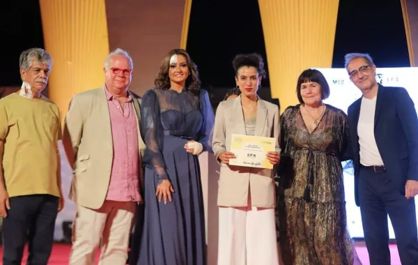 بشرى تحتفي بالمكرمين في مسابقة منطلق الجونة السينمائي -  الصورة من حساب المهرجان على انستغرام