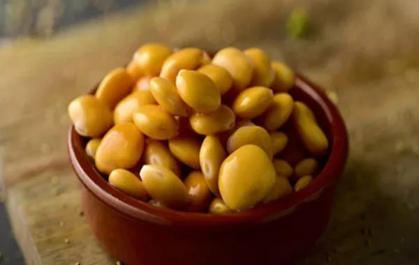 صورة لطبق مملوء بالترمس 