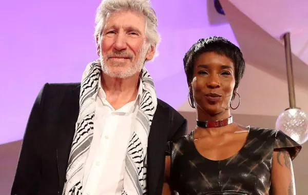 روجر ووترز مع زوجته- الصورة من موقع بيبول