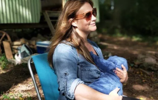 صورة لأم تحرص على الرضاعة