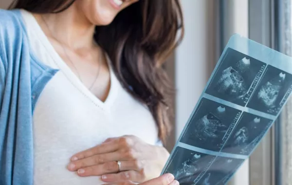 صورة لأم تطالع الألتراساوند