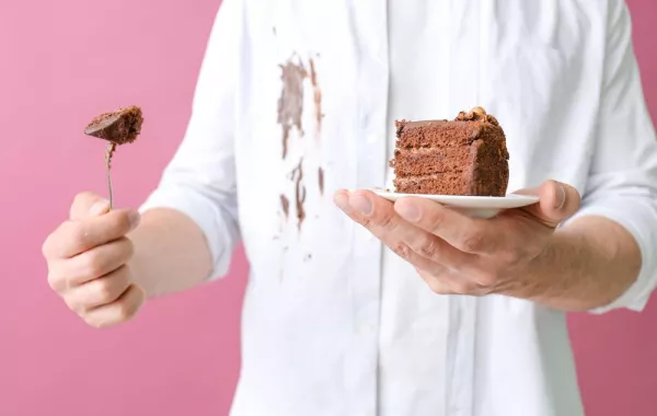 طرق منزلية لإزالة بقع الشوكولاتة من الملابس