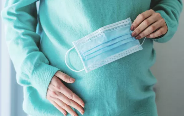 صورة لحامل في شهر شتوي