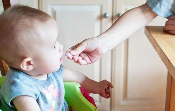 صورة لطفل يأكل