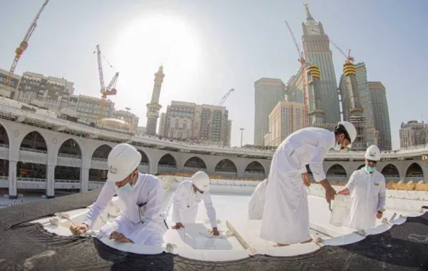 تطهير سطح الكعبة المشرفة بأيدي وطنية ومختصة
