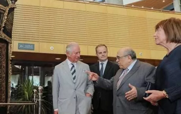 الأمير تشارلز يتفقد المكتبة- الصورة من صفحة المكتبة على الفيسبوك