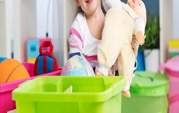 صورة لطفلة تقوم بالمساعدة في الاعمال المنزلية