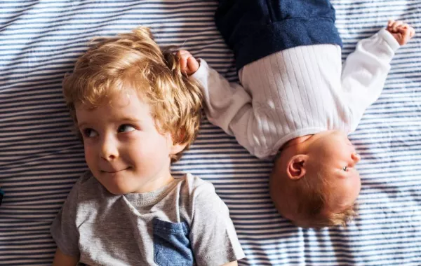 صورة للابن الأكبر وعلامات الغيرة تبدو عليه من المولود الجديد