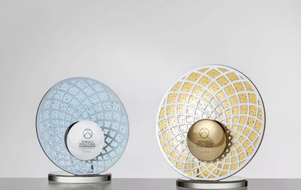  التصميم الرسمي لكأس بطولة مبادلة العالمية للتنس. الصورة من "وام" 