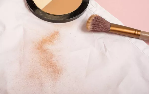 طرق ناجحة في إزالة بواقي المكياج من الملابس