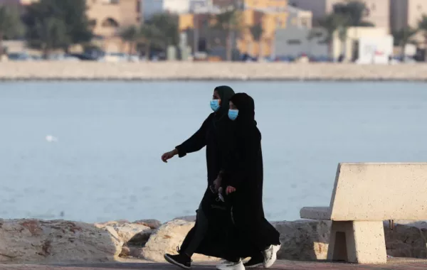 بالفيديو رصد مخالفة إزالة الكمامة لتناول الطعام في الأماكن العامة