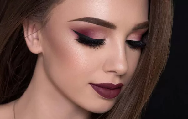 طريقة وضع مكياج باللون البرغندي