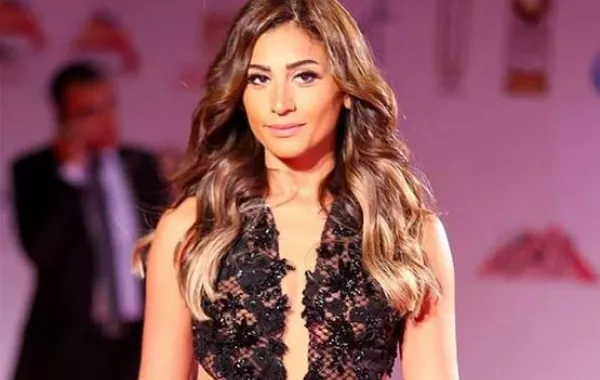 شاهد.. دينا  الشربيني تودع سنة 2020 بكسر الصحون