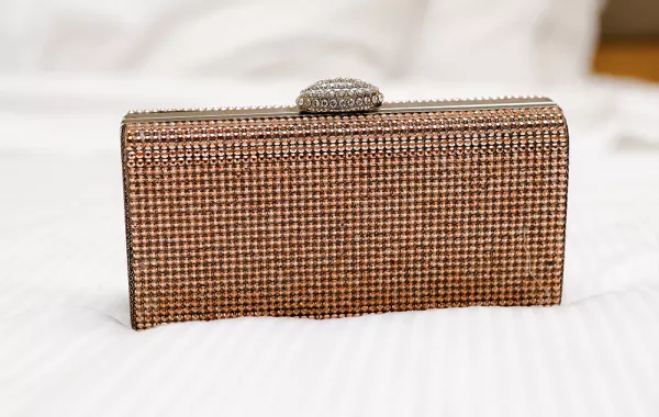 حقائب براقة للسهرات موضة 2021..ستعجبك الخيارات