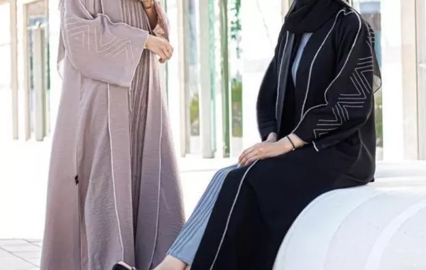 عبايات بألوان داكنة من البلوجر شهد فهد