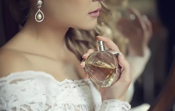 كيفية تثبيت رائحة العطر في الملابس