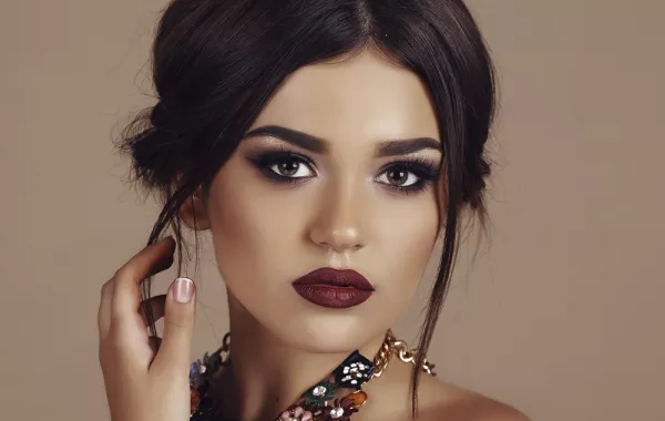 مكياج عيون سموكي شرقي مناسب للمرأة العربية