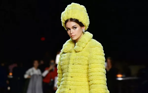 تعرفي إلى أحدث موديلات قبعات الفرو موضة 2021