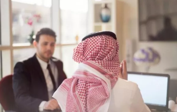 وزارة الموارد البشرية تعلِّق على إجبار العامل على إجازة دون أجر