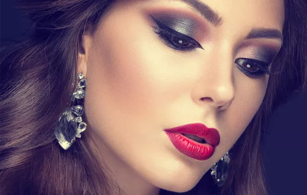 طريقة تطبيق مكياج عيون مع روج أحمر
