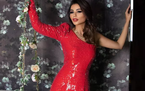مهيرة عبد العزيز تتألق بفساتين عصرية وناعمة
