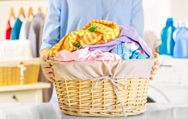 طرق إزالة البقع الدهنية من الملابس