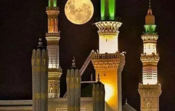 القمر يتعامد على الكعبة المشرفة والقبة الخضراء