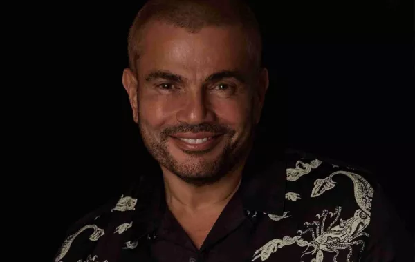 بالصور .. من هي الشابة الحسناء التي ظهرت رفقة عمرو دياب في دبي؟