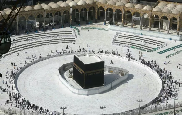 9 إجراءات وقائية أثناء أداء الصلوات بالمسجد الحرام لمنع تفشي كورونا