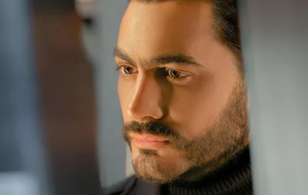 شاهد مفاجأة تامر حسني لمعجبة فقدت الذاكرة وأصيبت بالشلل