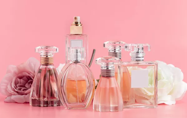 عطور نسائية تدوم طويلاً.. أفضل الخيارات للمرأة العربية العاملة