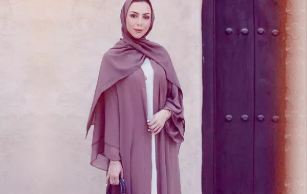 عبايات أنثوية بتصميمات هادئة من تسنيم أبو سيدو