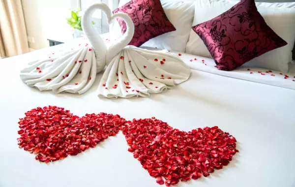 أفكار لتزيين غرفة النوم في يوم الحب