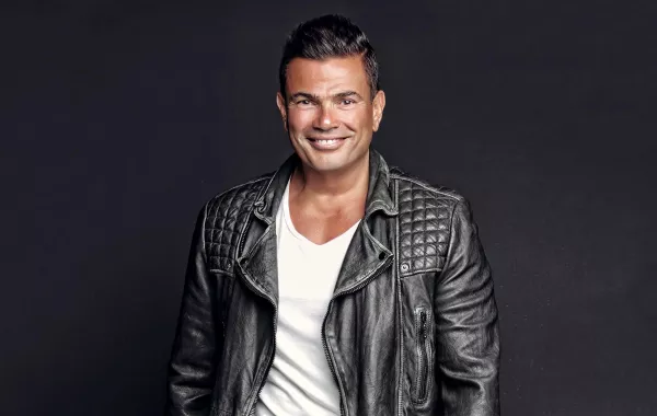 شاهد: عمرو دياب يدعم طفلة كفيفة أبدعت في عزف "خلينا ننبسط"