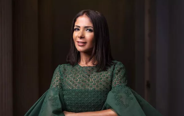 منى زكي تدعم "ضعاف البصر": حاولوا رؤية العالم بعيون الآخرين