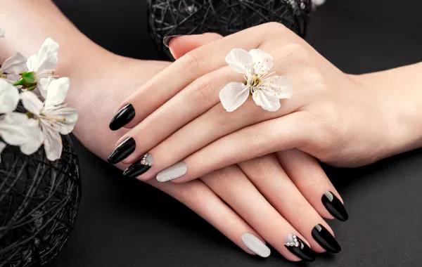موضة مناكير أسود وأبيض